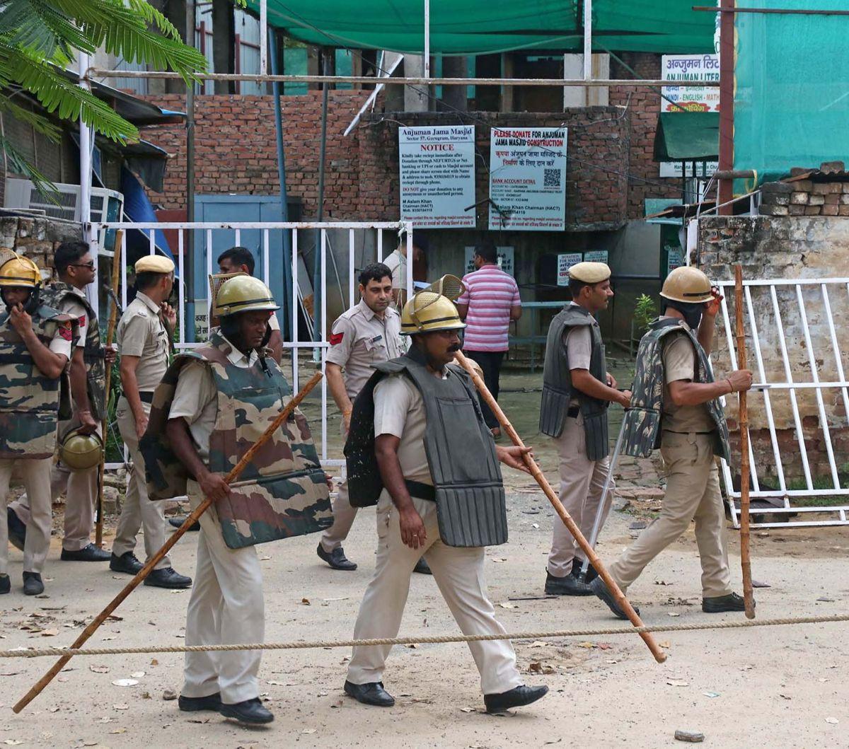 Pejabat mengatakan polisi sudah dikerahkan ke Masjid Anjuman Jama di  di Sektor 57 Gurugram ketika rumah ibadah itu diserang.

"Tapi kami kalah jumlah dengan para penyerang yang melepaskan tembakan," kata Wakil Komisoner Polisi Gurugram, Nitish Agarwal 