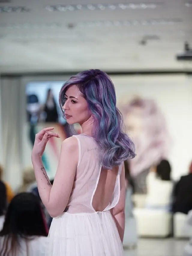 [Bintang] Ogah dengan Dandanan Monoton, Produk Ini Tawarkan Transformasi Warna Rambut yang Super Unik!