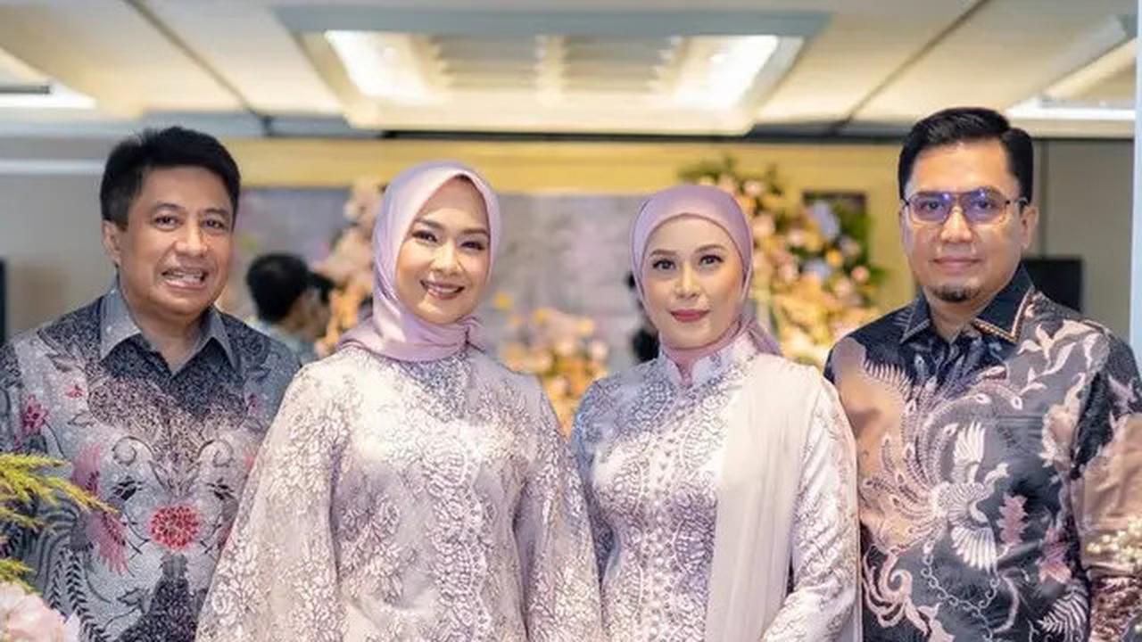 6 Potret Awet Muda Alya Rohali Kenakan Kebaya Ungu saat Acara Tunangan Putri Sulungnya