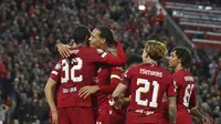 Pemain Liverpool Joel Matip (kiri) merayakan gol kedua timnya pada pertandingan sepak bola grup A Liga Champions&nbsp;kontra&nbsp;Ajax di stadion Anfield Rabu (14/9/2022) dini hari WIB. (AP Photo/Rui Vieira )