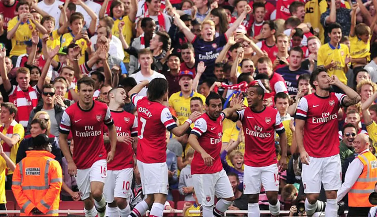 Striker Arsenal Olivier Giroud (kanan) merayakan selebrasi bersama rekan tim setelah mencetak gol ke gawang Tottenham Hotspur pada pertandingan sepak bola Liga Premier Inggris antara Arsenal dan Tottenham Hotspur di Stadion Emirates di London (01/09/2013)