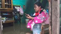 Ketua RT 16 Irah Rahayu menceritakan dampak banjir di kampung Rawa Buaya, Jakarta Barat. (Foto: Antara)