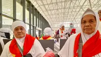 Patmi Kasmijan dan Painah Kasmijan, kakak beradik asal Serdang Bedagai, naik haji pertama kali pada 2025. (dok. Liputan6.com/Dinny Mutiah)