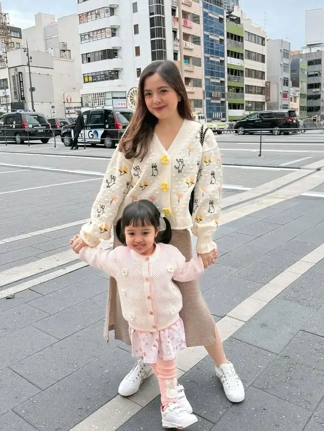 Gaya Sporty Feminin Tasya Kamila Liburan Bareng Dua Toddler di Jepang, Tampil Kece dengan Tas Chanel