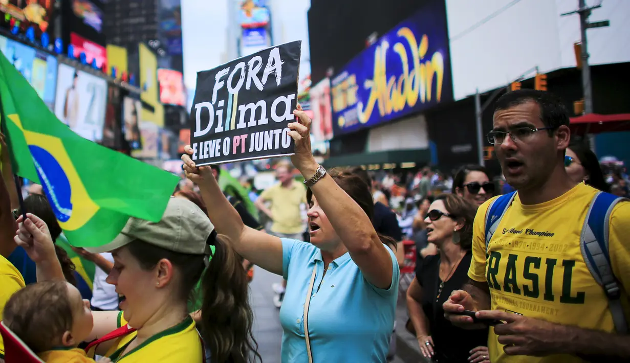 Ribuan warga juga membawa spanduk selama protes mengecam skandal korupsi yang melanda para politisi dari partai Rousseff di Rio de Janeiro, Brasil, Minggu (16/8/2015). Unjuk rasa berlangsung lebih dari 200 kota di Brazil. (REUTERS/Eduardo Munoz)
