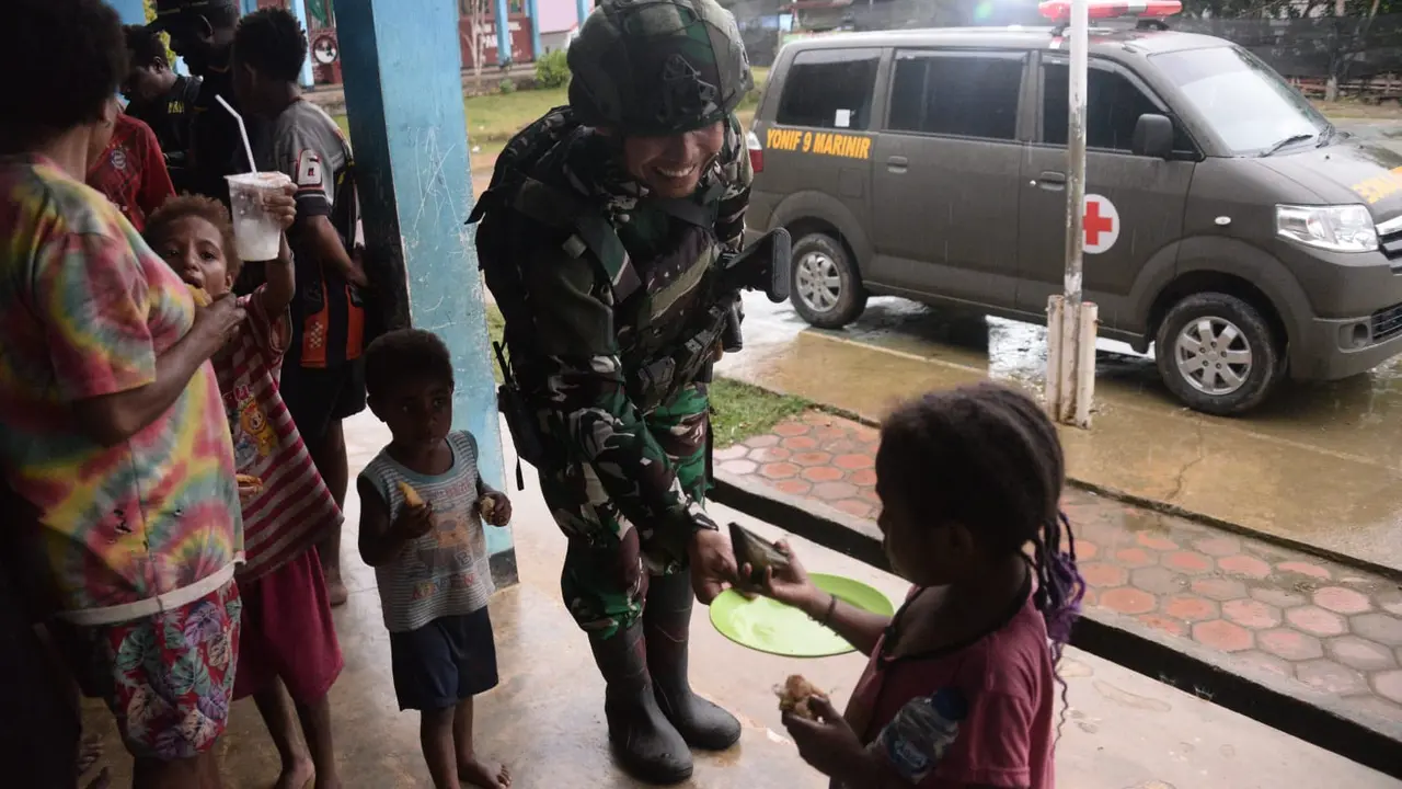 TNI mengevakuasi warga Papua yang selama ini bertahan di hutan perbatasan akibat gangguan keamanan oleh kelompok TPNPB-OPM.