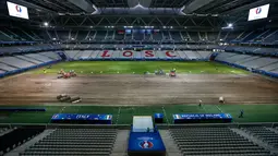 Petugas memasang lapisan rumput baru di Stade Pierre Mauroy, Lille, Prancis, (23/6/2016). Stadion ini akan menjadi tuan rumah babak 16 Besar Piala Eropa 2016 antara Jerman dan Slovakia. (EPA/Laurent Dubrule)