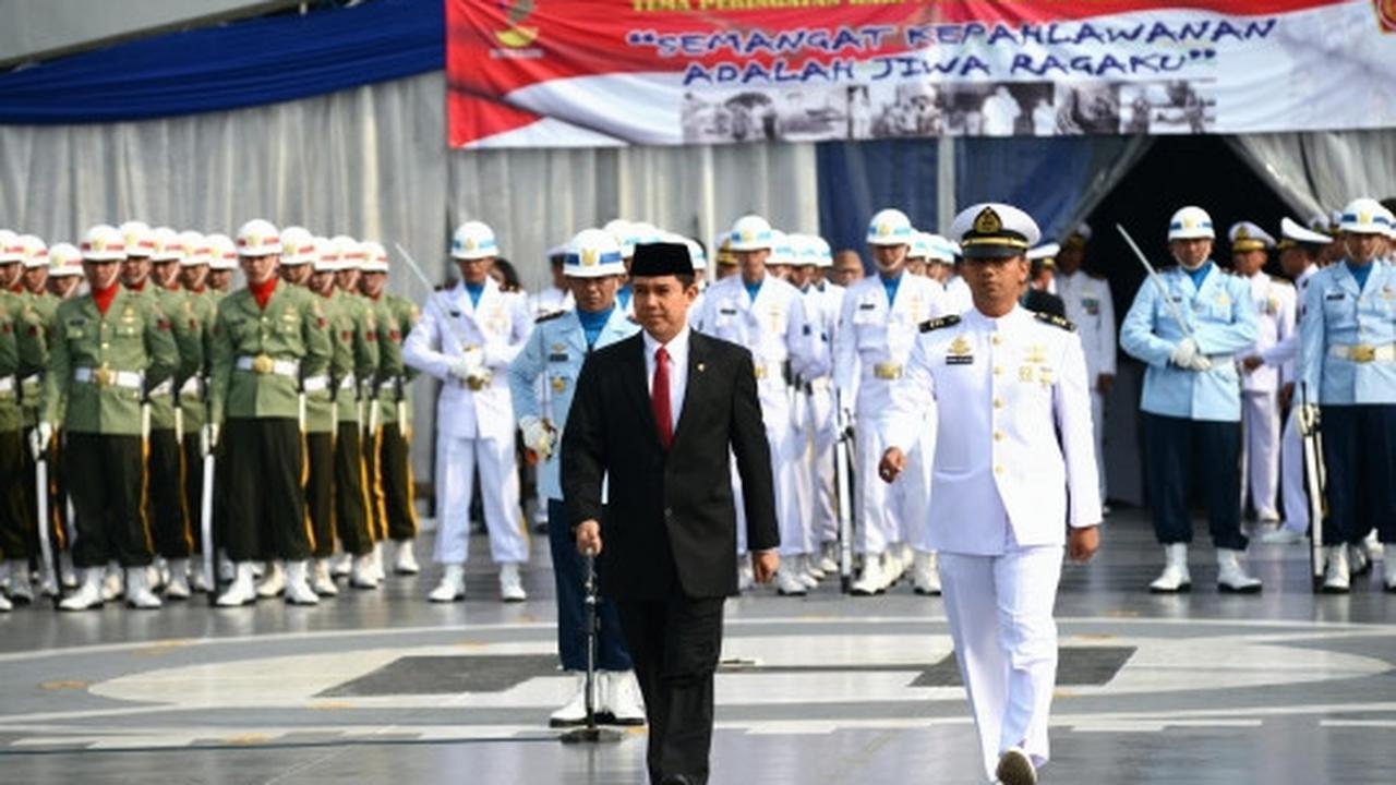 Tabur bunga peringati Hari Pahlawan di Teluk Jakarta