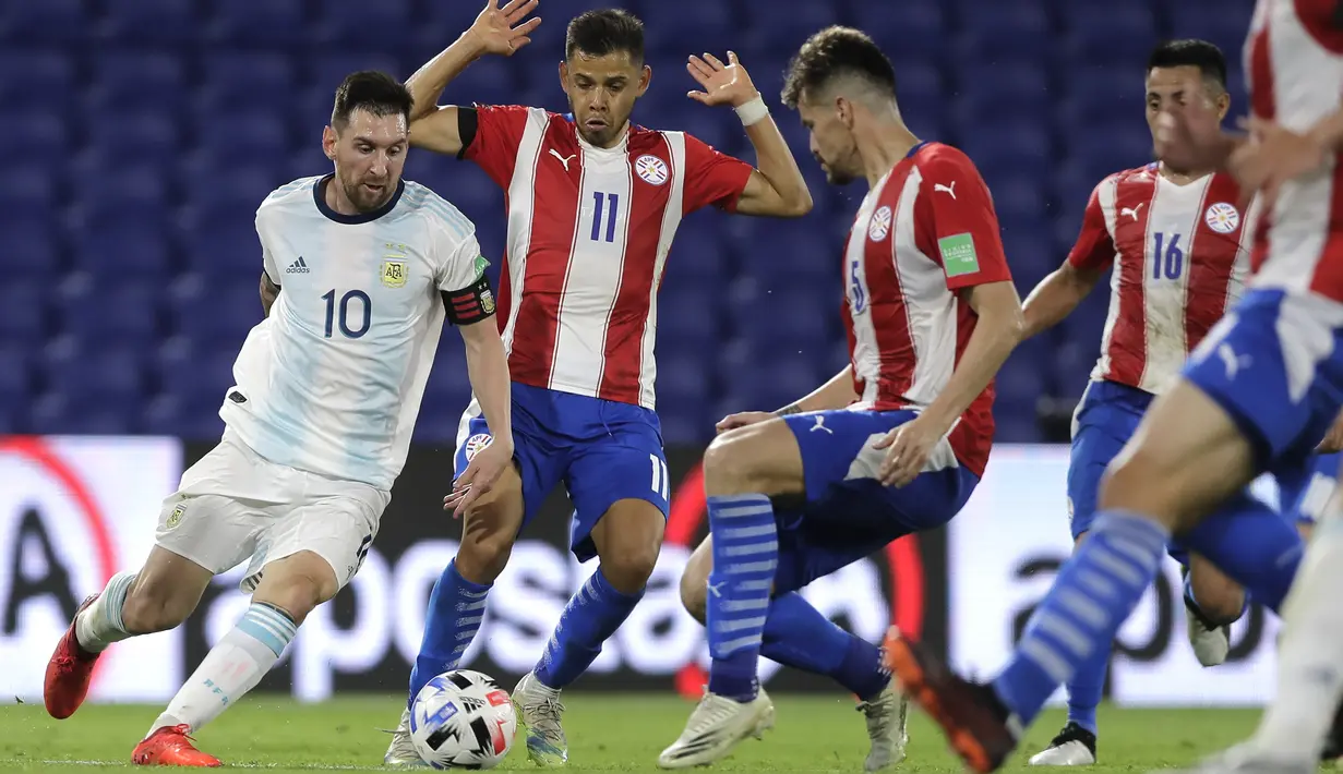 Penyerang Argentina, Lionel Messi, berusaha melewati pemain Paraguay pada laga kualifikasi Piala Dunia 2022 zona CONMEBOl di Stadion La Bombanera, Jumat (13/11/2020) pagi WIB. Argentina imbang 1-1 oleh Paraguay. (Juan Roncoroni, Pool via AP)