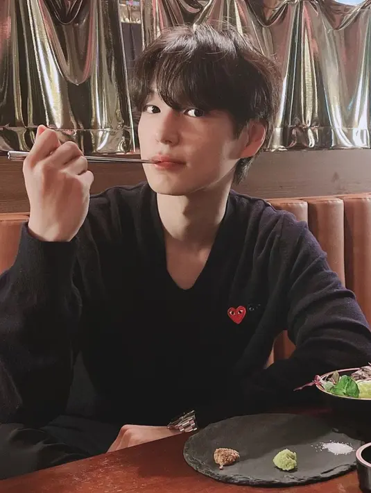 Heo Chan juga menggunakan sweater hitam saat dirinya makan di sebuah restoran. (Instagram/@nahc_xxh)