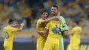 Para pemain Ukraina merayakan kemenangan mereka atas Spnyol usai pertandingan UEFA Nations League di Olimpiyskiy Stadium, Kyiv, Ukraina, Selasa  (13/10/2020). Ukraina memenangkan pertandingan tersebut 1-0. (AP Photo/Efrem Lukatsky)