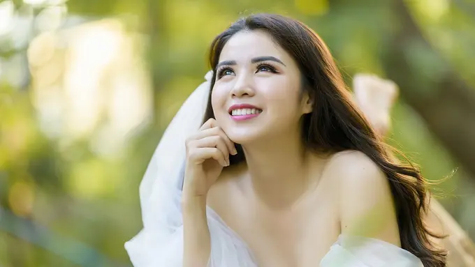 eskpresi senang tersenyum bahagia dewasa single membayangkan