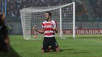 Pemain Madura United, Rodrigues Aracil merayakan golnya ke gawang Persiba Balikpapan pada laga Torabika SC2016 di Stadion Gelora Bangkalan, Senin(13/6/2016).  (Bola.com/Nicklas Hanoatubun)