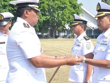 Citizen6, Surabaya: Prosesi serah terima Jabatan yang dilaksanakan dengan upacara militer tersebut, dipimpin Dankodikdukum Kolonel Laut (T) Tri Sunu Prasetyo, di lapangan Laut Seram, Kesatrian Bumimoro, Kobangdikal, Surabaya. (Pengirim: Penkobangdikal)