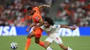 Pemain Belanda Cody Gakpo berebut bola dengan pemain Maroko Ayyoub Bouaddi selama pertandingan sepak bola babak 32 besar Piala Dunia antara Belanda dan Maroko di Guadalupe, dekat Monterrey, Meksiko, Senin (29/06/2026). (AP Photo/Addison Simmons)