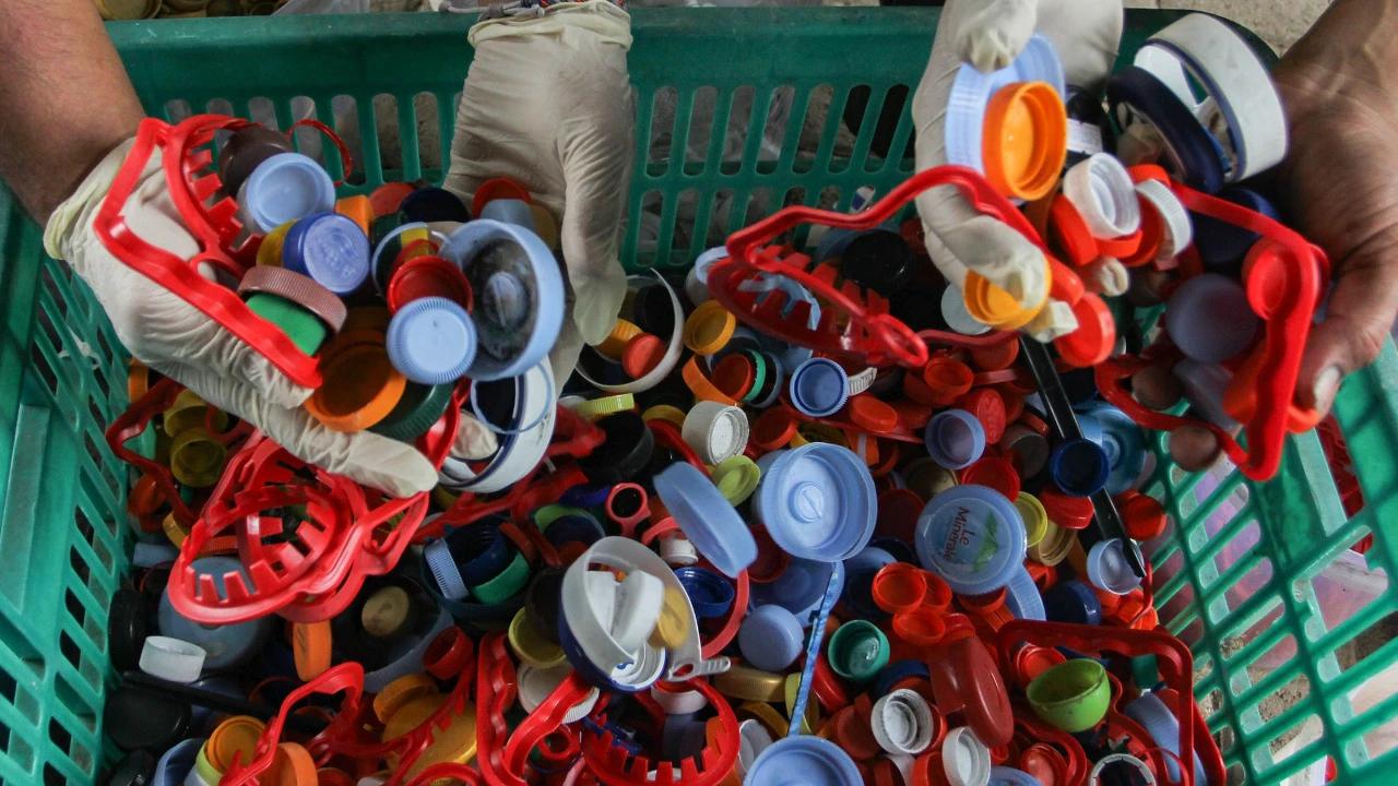 FOTO: Potret Pengolahan Sampah Plastik di Bank Sampah Kertabumi