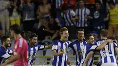Para pemain Real Sociedad merayakan kemenangan atas Real Madrid (4-2) di Stadion Anoeta dalam lanjutan La Liga, (1/9/2014). (REUTERS/Vincent West) 