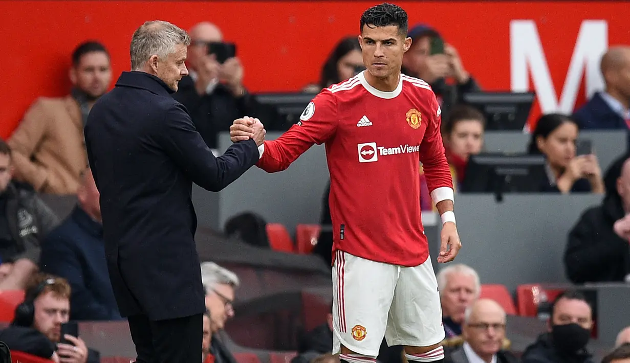 Solskjaer menjadi pelatih keenam yang jadi korban kedatangan Ronaldo. Solskjaer baru saja diberhentikan oleh Manchester United pekan ini. Kedatangan Ronaldo membuat klub merasa kian dekat dengan gelar juara yang belum pernah diraih pada era kepelatihan Solskjaer. (AFP/Oli Scarff)