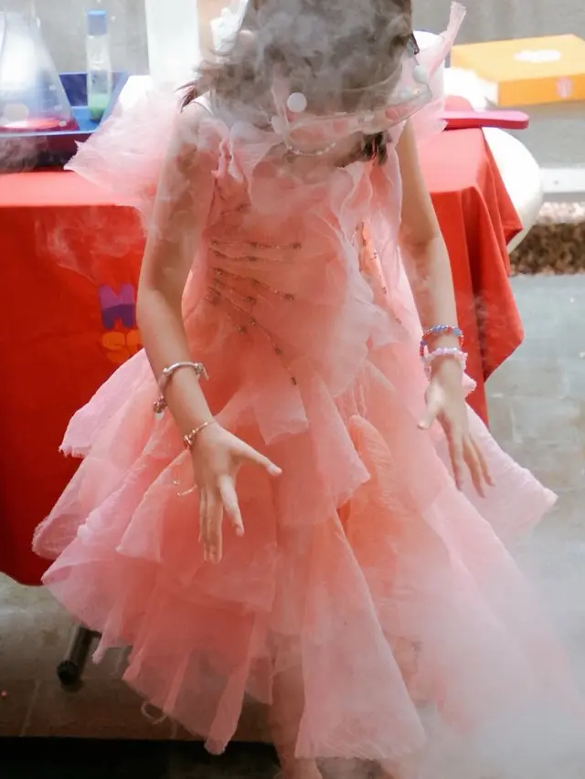 Zalina Putri Raisa dan Hamisha Daud rayakan ulang tahun ke-7 tampil sebagai Gilda pakai dress pink. [@raisa6690]