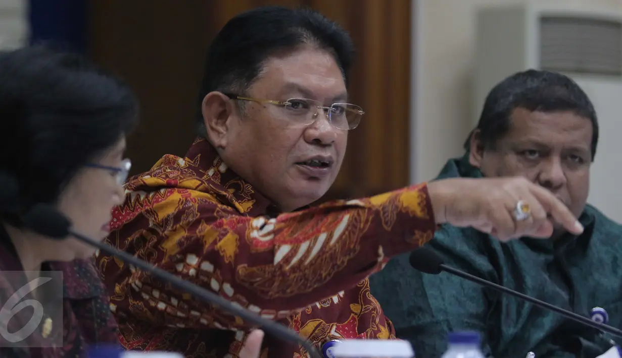 Direktur Utama Taspen, Iqbal Latanro (tengah) saat memaparkan kinerja kerja PT Taspen di Jakarta, (22/2). ini melebihi target Rencana Kerja Anggaran Perusahaan (RKAP) yang ditetapkan sebesar Rp569,98 miliar atau 101,39 %. (Liputan6.com/Angga Yuniar)