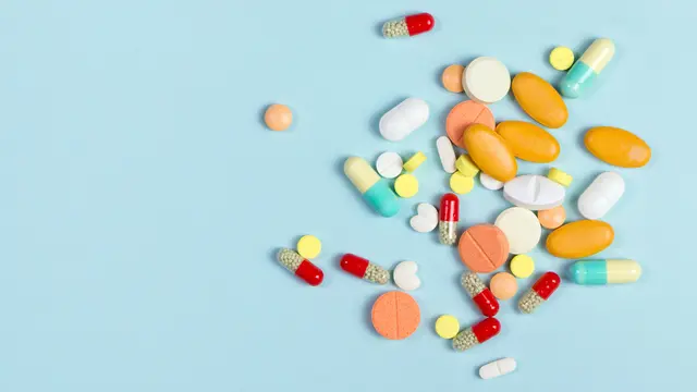 Suplemen (Kenishirotie/Shutterstock)