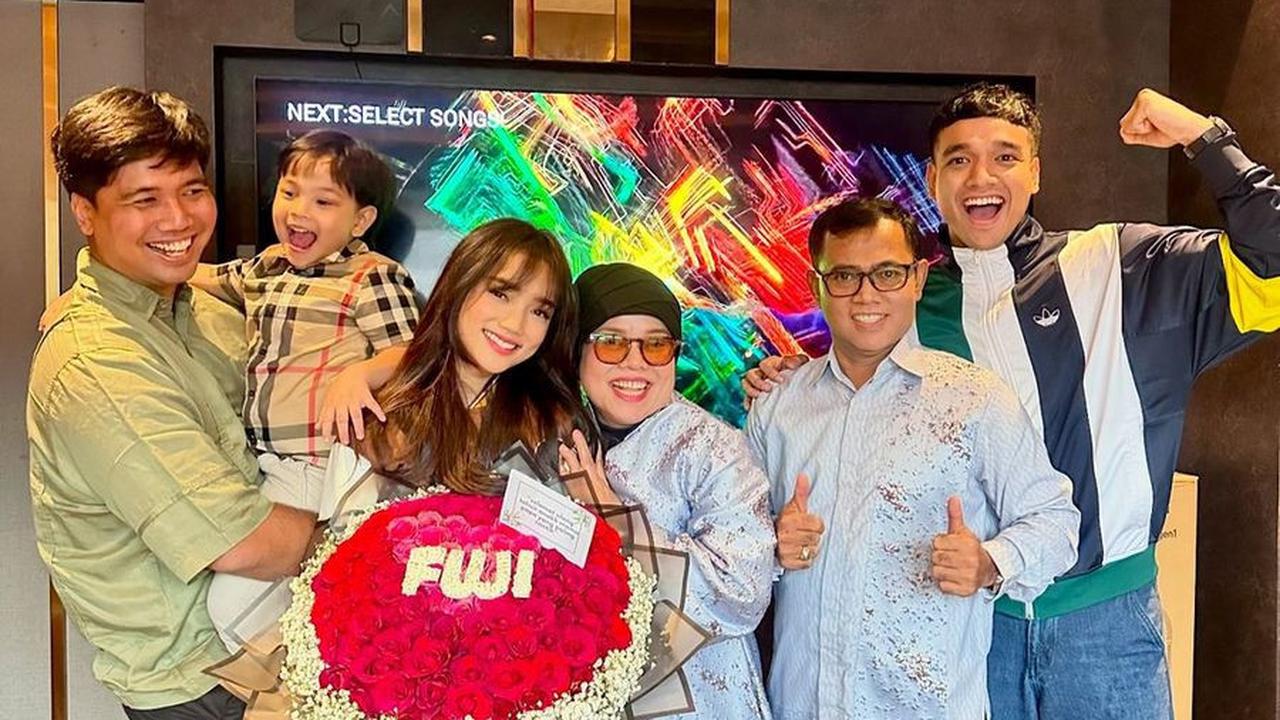 8 Potret Ulang Tahun Fuji yang Dirayakan Berkali-Kali, Dapat Segunung Kado dan Bunga - Sempat Ziarah ke Makam Vanessa Angel-Bibi Ardiansyah