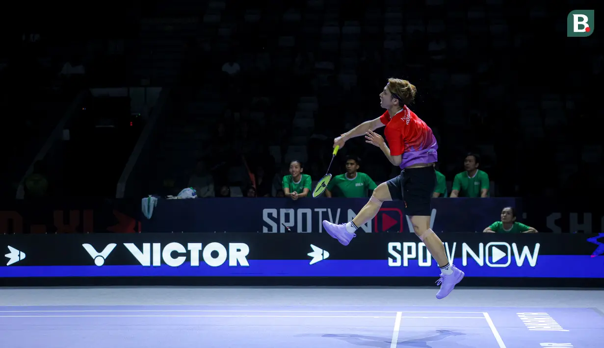 Kodai Naraoka dari tim Rockets berusaha mengembalikan kok ke arah Jonatan Christie dari tim Blitzers dalam laga Badminton XL 2025 di Istora Senayan, Jakarta, Jumat (03/10/2025). (Bola.com/Bagaskara Lazuardi)