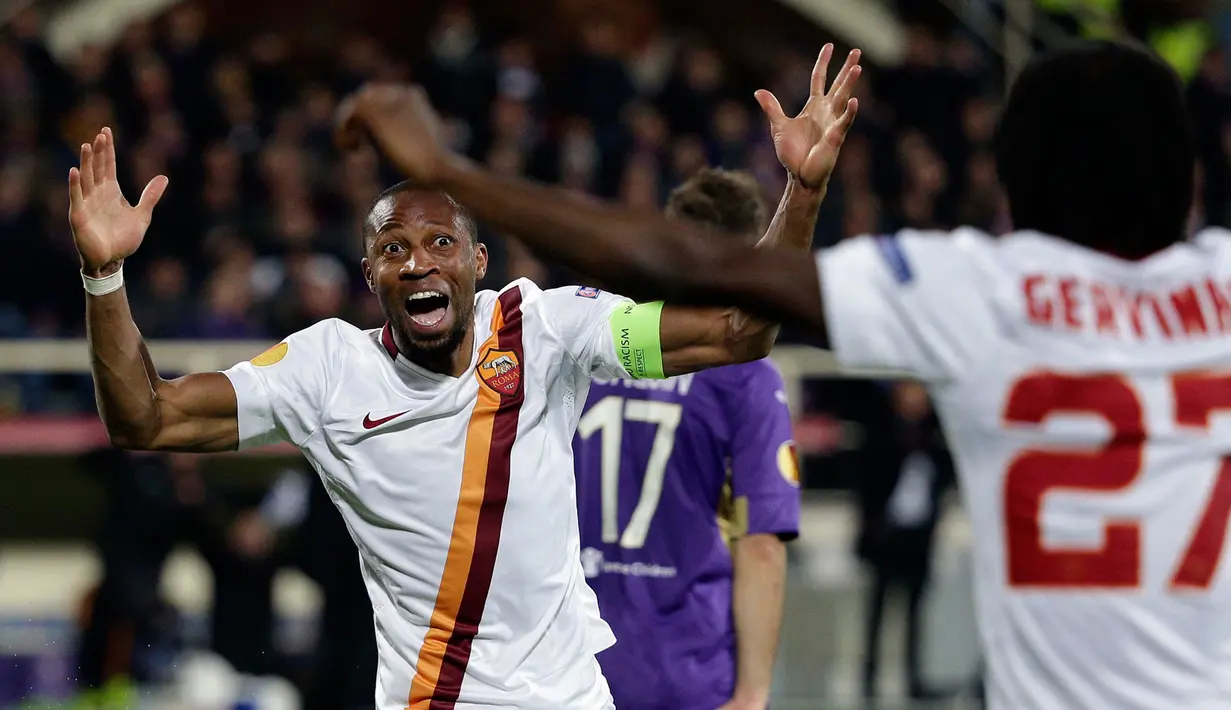 Gelandang AS Roma, Seydou Keita merayakan selebrasi bersama rekan setimnya Gervinho usai mencetak gol di leg pertama 16 besar Liga Europa di Stadion Artemio Franchi, Jumat (13/3/2015) . Fiorentina bermain imbang 1-1 dengan AS Roma. (Reuters/Max Rossi)