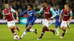 Pemain Chelsea, Willian, berusaha melewati pemain West Ham United dalam laga 16 besar Piala Liga Inggris 2016-2017 di Olympic Stadium, Rabu (26/10/2016) waktu setempat. (Action Images via Reuters/John Sibley)