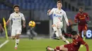 Penyerang Lecce, Marcin Listkowski berusaha melewati pemain AS Roma, Roger Ibanez pada pertandingan 16 besar Coppa Italia di stadion Olimpiade Roma, Jumat (21/1/2022). AS Roma selanjutnya akan menantang Inter Milan pada babak perempat final. (AP Photo/Alessandra Tarantino)