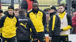 Usain Bolt mendengar arahan pelatih saat berlatih bersama Borussia Dortmund Dortmund di Dortmund, Jerman, (23/3/2018). Bolt pensiun dari dunia atletik usai Kejuaraan Dunia 2017. (Guido Kirchner/dpa via AP)
