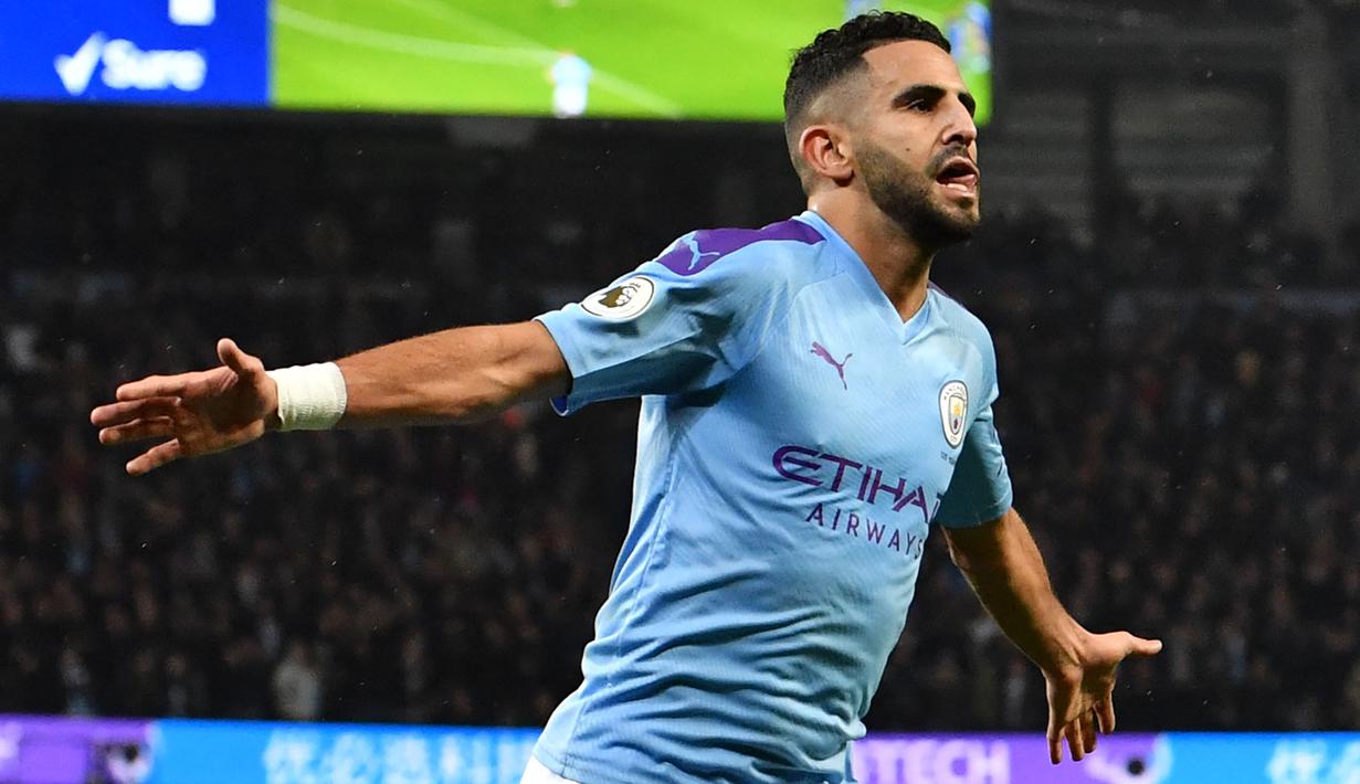 Konsistennya Manchester City di puncak klasemen Liga Inggris tak lepas dari peran Riyad Mahrez. Ia juga tercatat pernah mempersembahkan trofi Piala Afria pada tahun lalu bersama Aljazair. Sang kapten diprediksi mampu menyabet pemain terbaik di turnamen Piala Afrika 2021. (AFP/Paul Ellis)