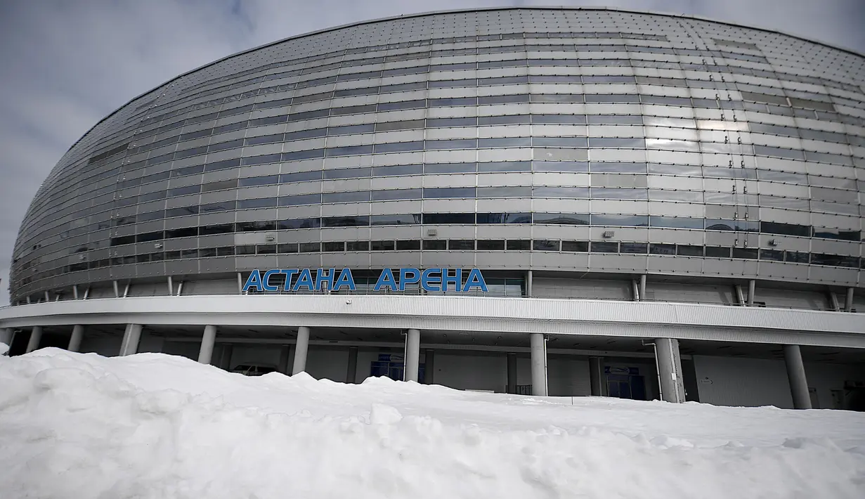 Pandangan umum Astana Arena yang terletak di Nur-Sultan pada 27 Maret 2021 menjelang kualifikasi Piala Dunia 2022 Qatar antara Kazakhstan melawan Prancis. Stadion elips berkapasitas 30.000 penonton tersebut dirancang dengan atap yang dapat dibuka-tutup dan harus mampu menahan lapisan salju yang tebal. Pasalnya, Astana Arena dibangun di Kota Astana yang punya predikat sebagai ibu kota terencana terdingin di dunia. (AFP/Franck Fife)