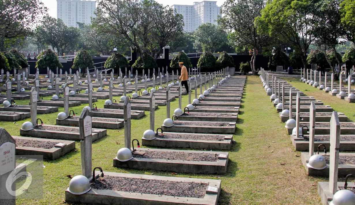 Seorang veteran melintasi makam saat melakukan ziarah di TMP Kalibata, Jakarta, Senin (10/8/2015). Ziarah bertujuan untuk mengingat kembali perjuangan mereka merebut dan mempertahankan kemerdekaan. (Liputan6.com/Yoppy Renato)