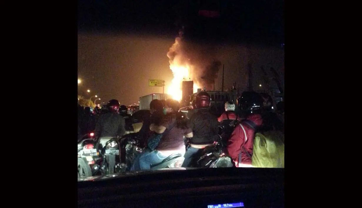 Kebakaran terjadi di Toko Cat daerah Sumur Bor samping Jl Raya Bekasi KM 22 Cakung(@TMCPoldaMetro)