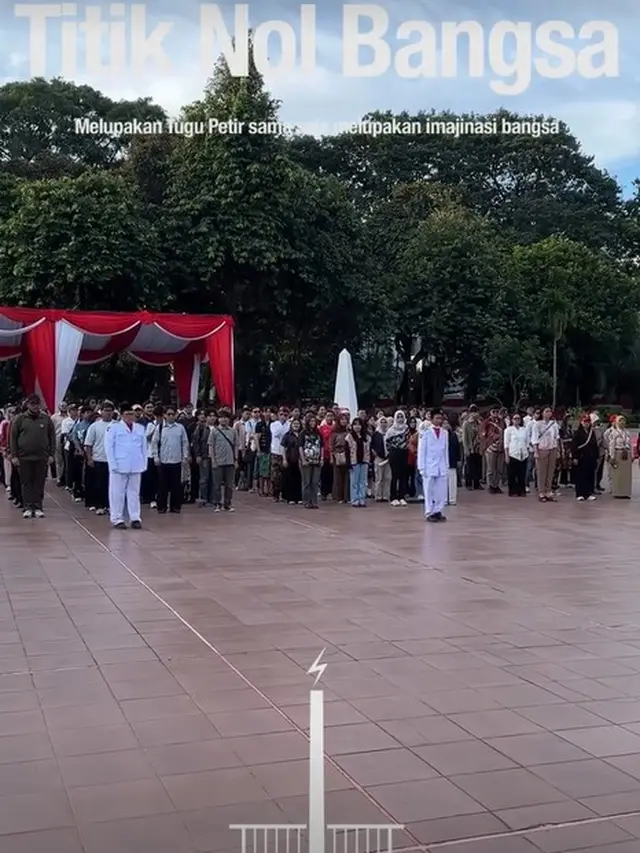 Potret Komika dan Seniman Gelar Upacara Penurunan Bendera