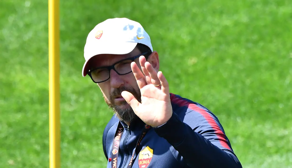Pelatih AS Roma, Eusebio Di Francesco dalam sesi latihan para pemainnya di Trigoria, Roma, Italia, Senin (23/4). AS Roma akan dijamu oleh Liverpool pada leg pertama semifinal Liga Champions 25 April 2018. (Alberto PIZZOLI/AFP)