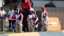 Tim Panahan Putri Indonesia, Titik Kusunawardani ,Linda Lestari, Diananda Choirunisa saat melihat hasil bidikan di MSN Archery Centre, Kuala Lumpur, Malaysia, Selasa (21/8). Indonesia kalah dari Malaysia dengan skor 1-5. (Bola.com/Liputan6/Faizal Fanani)