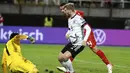 Peluang terbaik Jerman didapat pada menit ke-45. Tembakan keras Timo Werner dari jarak dekat masih dapat diamankan kiper Makedonia Utara, Stole Dimitrievski. (AP/Boris Grdanoski)