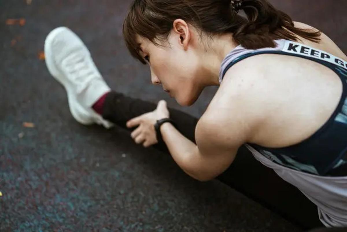 Postur Buruk, Waspadai Neck Hump Akibat Sering Membungkuk Saat Pakai Gawai