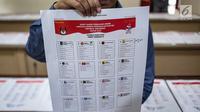 Petugas menunjukkan contoh surat suara Pemilu 2019 di Kantor Komisi Pemilihan Umum (KPU), Jakarta, Kamis (13/12). Proses validasi ini berlangsung hingga 17 Desember 2018. (Liputan6.com/Faizal Fanani)