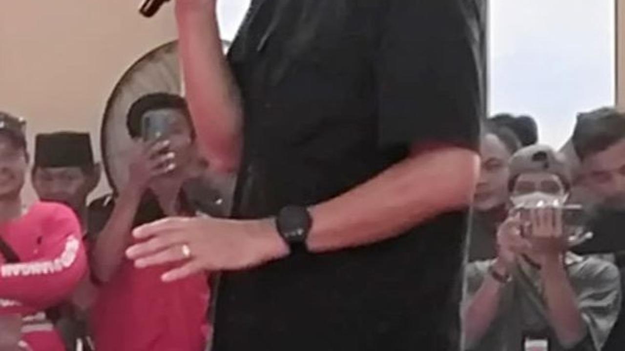 Ganjar Prihatin Dengar Emak-Emak di Bekasi Curhat Ditipu Calo Tenaga Kerja