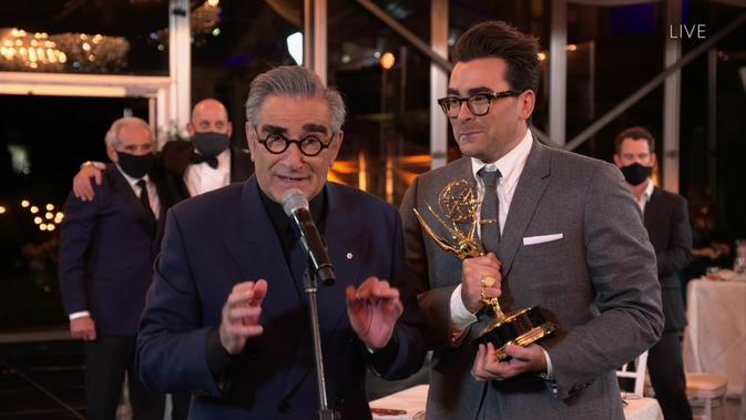 Eugene Levy (kiri) and Daniel Levy from Schitt's Creek Jeremy Strong menerima piala di Emmy Awards 2020. (Invision for the Television Academy/AP)