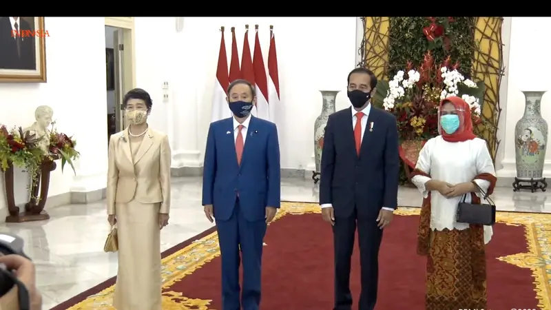 PM Suga dan Jokowi didampingi istri masing-masing dalam foto bersama di Istana Bogor, Selasa (20/10/2020).