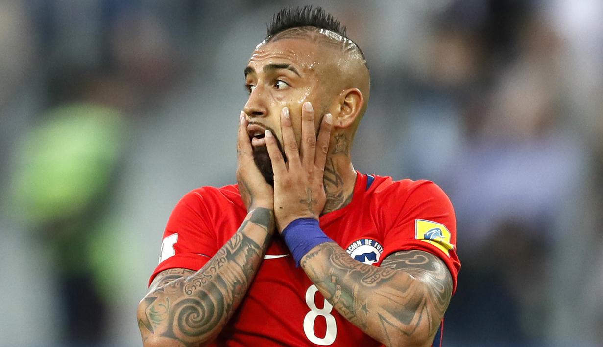 1. Arturo Vidal (Cile) -  Arturo Vidal berhasil membawa Cile lolos ke final Piala Konfederasi 2017. Hanya menyarangkan 1 gol di ajang tersebut membuat gelandang  Bayern Munchen ini dinilai belum bermain maksimal seperti biasanya. (EPA/Yuri Kochetkov)