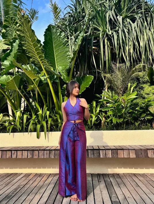 Bahkan Fuji tak tampak takut mengenakan setelan shimmer ungu. [Foto: Instagram/fuji_an]