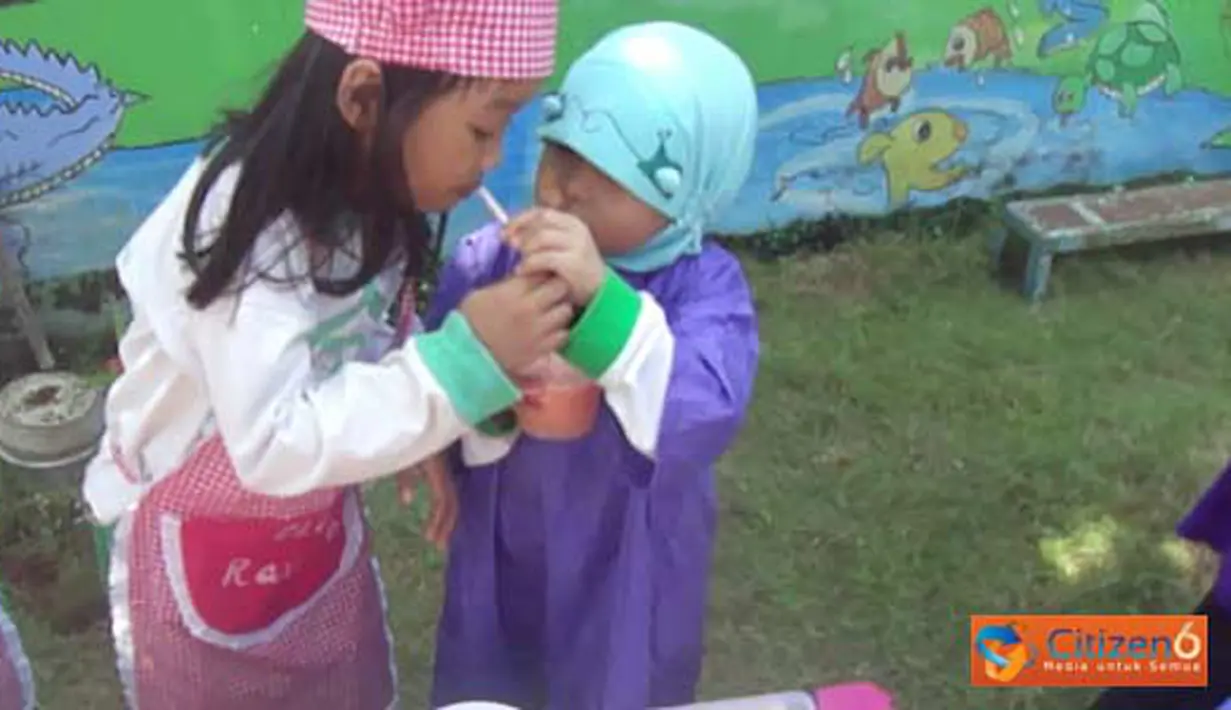 Citizen6, Pasuruan: Anak-anak dari Taman Kanak-kanak Raudhah, Pasuruan, sedang memanen buah Tomat, kemudian membuat jus buah Tomat dari hasil panen mereka. (Pengirim: Zahra Haidar)