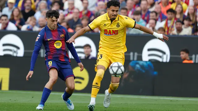 Pemain Barcelona Pedri (kiri) dan pemain Espanyol Omar El Hilali