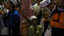 Seorang anak mengikuti peringatan Maulid Nabi Muhammad SAW di Masjid Istiqlal, Jakarta, Kamis (24/12). Kegiatan yang diselenggarakan oleh Majelis Rasulullah dan dihadiri Wapres Jusuf Kalla tersebut diikuti ribuan umat muslim. (Liputan6.com/Faizal Fanani)
