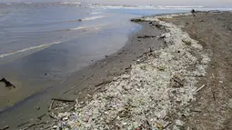 Sungai Guaire, anak sungai dari Sungai Tuy, mengalir melalui ibu kota Venezuela, membawa semua sampah seperti saluran pembuangan ke Laut Karibia.  (Photo by Yuri CORTEZ / AFP)